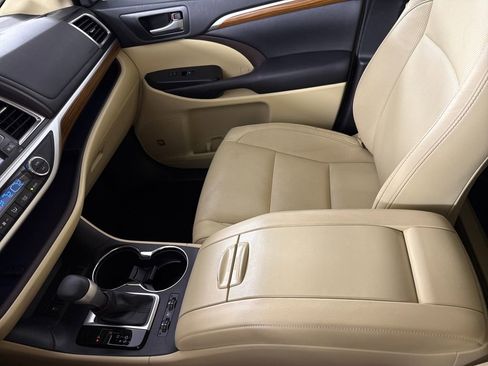 Used 2017 Toyota Highlander FWD V6 image 16