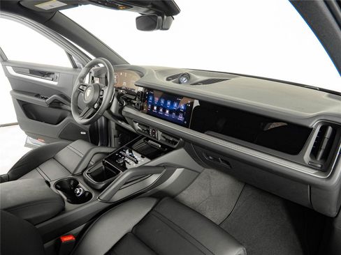 Certified 2026 Porsche Cayenne AWD/4WD image 25