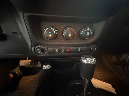 Used 2014 Jeep Wrangler Unlimited Sahara w/ Connectivity Group AWD/4WD image 19