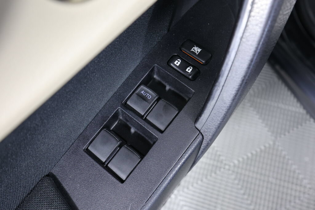 Used 2014 Toyota Corolla LE FWD image 30