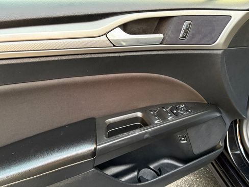 Used 2020 Ford Fusion SE image 16