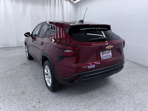 Used 2024 Chevrolet Trax LS w/ LS Convenience Package FWD image 4