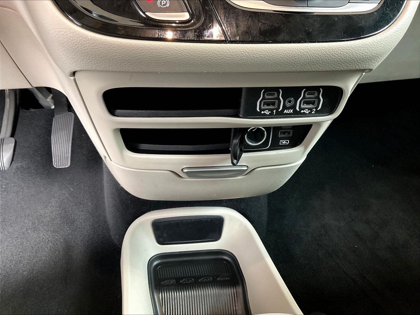 Used 2022 Chrysler Pacifica Touring-L FWD image 14