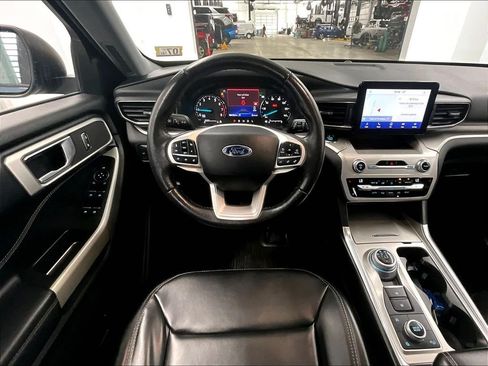 Used 2021 Ford Explorer XLT w/ Equipment Group 202A AWD/4WD image 18