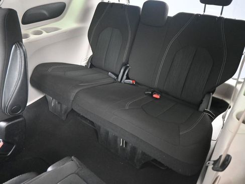 Used 2023 Chrysler Voyager LX FWD image 17