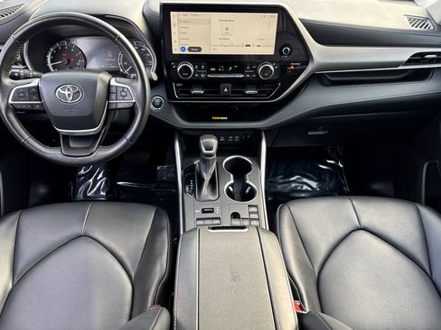 Used 2023 Toyota Highlander XLE image 16