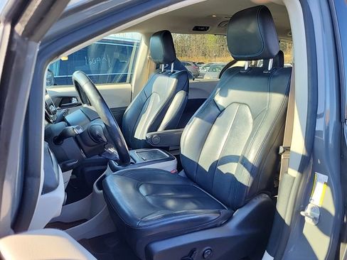 Used 2021 Chrysler Pacifica Touring-L image 10