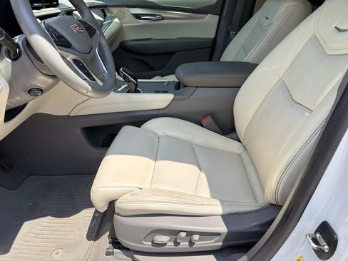 Used 2017 Cadillac XT5 Luxury w/ Driver Awareness Package FWD image 10