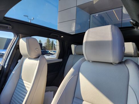 Used 2020 Land Rover Discovery Sport SE image 12