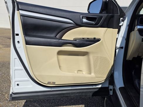 Used 2017 Toyota Highlander XLE image 14