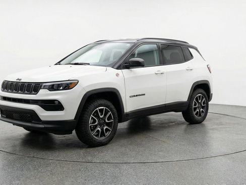 Used 2025 Jeep Compass Trailhawk AWD/4WD image 3