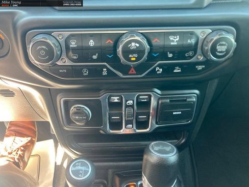 Used 2021 Jeep Wrangler Unlimited Sahara w/ Uconnect 4C Nav & Sound Group AWD/4WD image 30