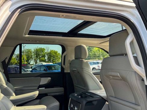 Used 2025 Ford Expedition Active AWD/4WD image 17