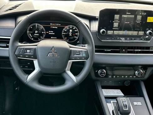 New 2025 Mitsubishi Outlander SE image 15