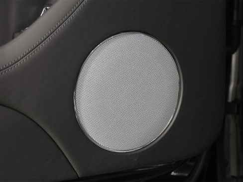 Used 2022 Bentley Bentayga image 22