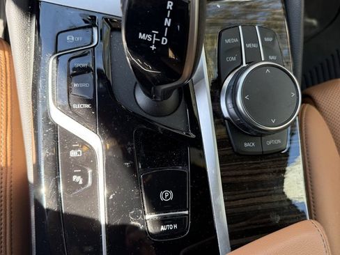 Used 2023 BMW 530e w/ Convenience Package image 18