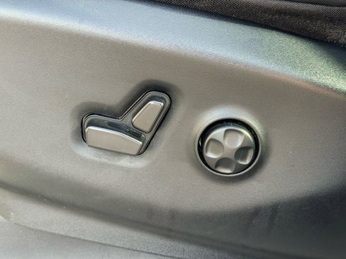 Used 2024 Chrysler Pacifica Touring-L image 19