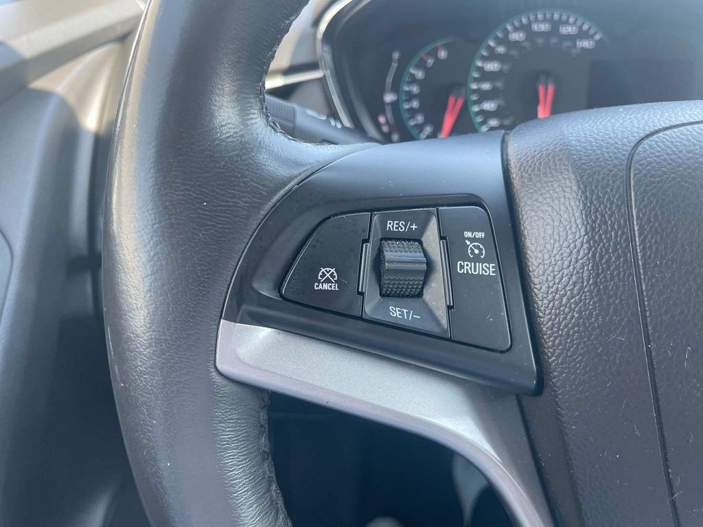Used 2021 Chevrolet Trax LT w/ Sport Edition FWD image 9
