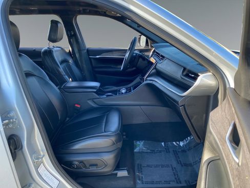 Used 2024 Jeep Grand Cherokee L Limited w/ Luxury Tech Group II image 15