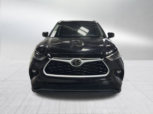 Used 2024 Toyota Highlander XLE image 2