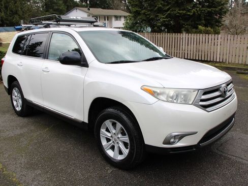 Used 2012 Toyota Highlander SE w/ Tow Pkg image 2