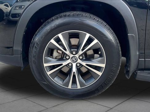 Used 2019 Toyota Highlander LE FWD image 11