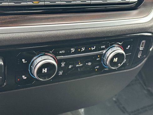 Used 2025 GMC Sierra 1500 SLT image 13