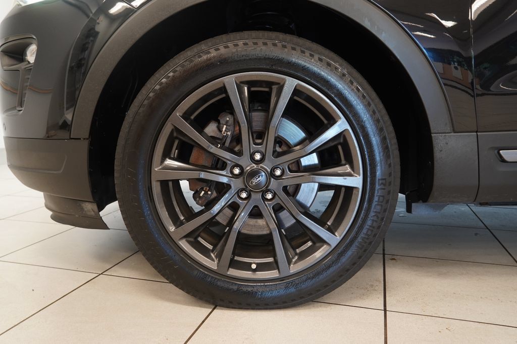 Used 2018 Ford Explorer XLT w/ Equipment Group 202A FWD image 16