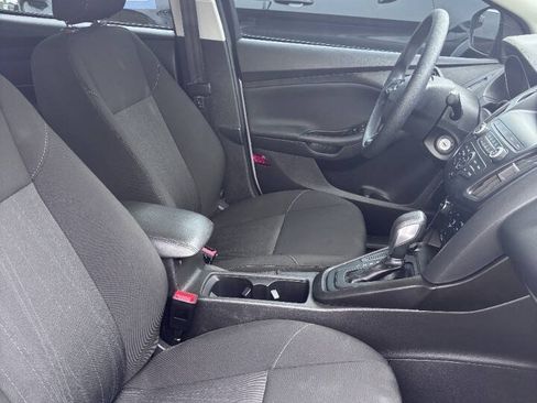 Used 2018 Ford Focus SE FWD image 6