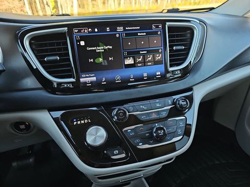 Used 2021 Chrysler Pacifica Touring-L image 25