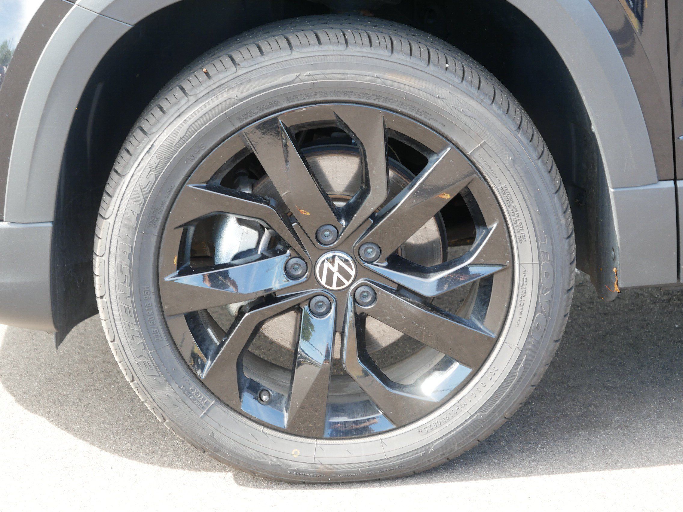 Used 2023 Volkswagen Taos SE w/ Panoramic Sunroof Package AWD/4WD image 9
