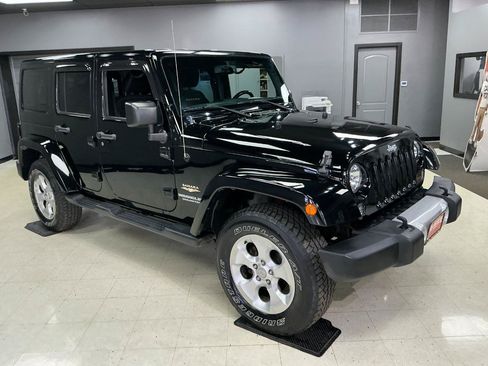 Used 2015 Jeep Wrangler Unlimited Sahara w/ Connectivity Group AWD/4WD image 2