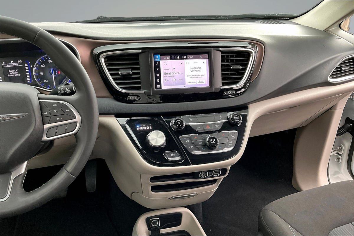 Used 2023 Chrysler Voyager LX FWD image 6