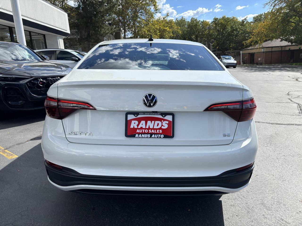 Used 2024 Volkswagen Jetta SE w/ Panoramic Sunroof Package FWD image 9