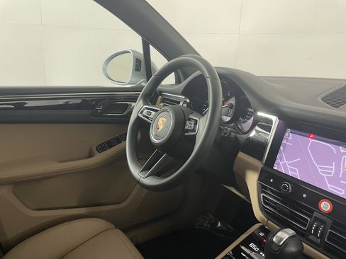 Used 2025 Porsche Macan image 12