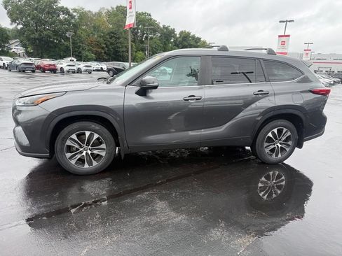 Used 2023 Toyota Highlander XLE AWD/4WD image 3