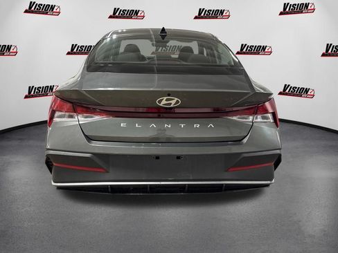 Certified 2025 Hyundai Elantra SE FWD image 6