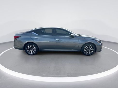 Used 2024 Nissan Altima 2.5 SV FWD image 9