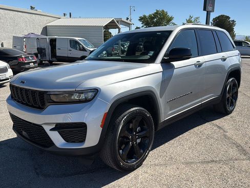 Used 2023 Jeep Grand Cherokee Altitude AWD/4WD image 3