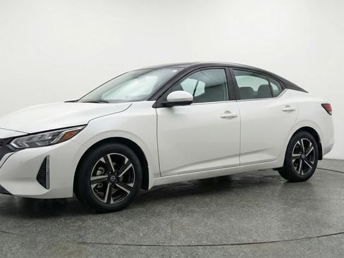 Used 2025 Nissan Sentra SV image 3