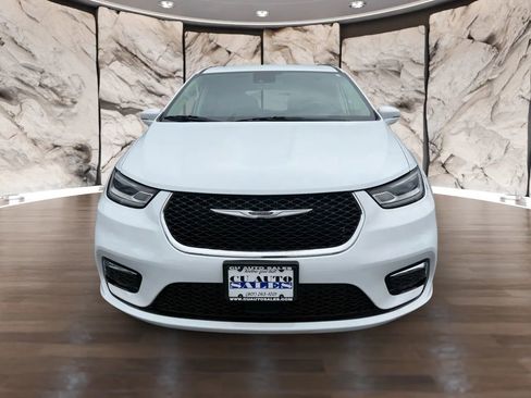 Used 2022 Chrysler Pacifica Touring-L image 8