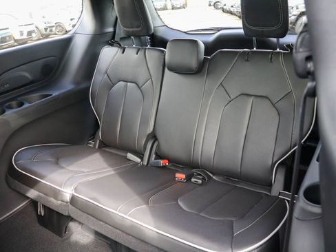 New 2026 Chrysler Pacifica Limited image 15