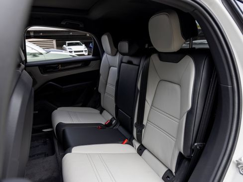 New 2025 Porsche Cayenne Coupe image 38