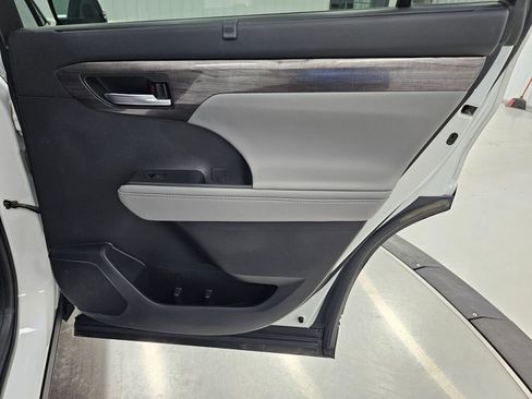 Used 2021 Toyota Highlander Limited image 32