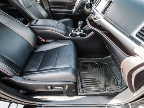 Used 2019 Toyota Highlander XLE AWD/4WD image 56