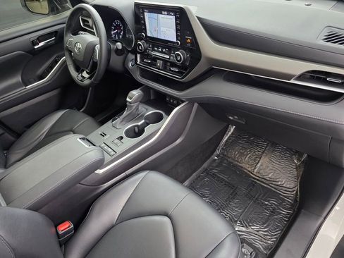 Used 2021 Toyota Highlander XLE FWD image 31