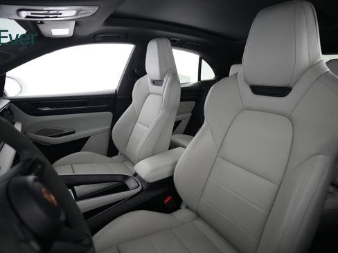 Used 2024 Porsche Macan 4 Electric AWD/4WD image 4
