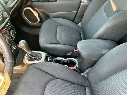 Used 2015 Jeep Renegade Latitude w/ Popular Equipment Group FWD image 27