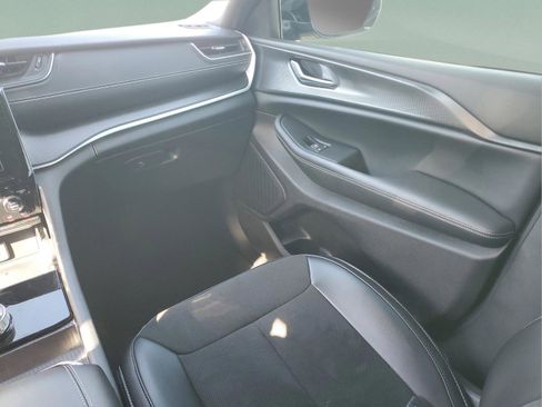 Certified 2025 Jeep Grand Cherokee Altitude image 15