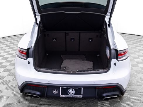 Certified 2026 Porsche Macan AWD/4WD image 30